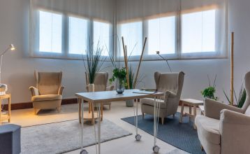 Luftaufnahme der üppigen Fairways, Sandbunker, Wasserhindernisse und des markanten Clubhauses mit sechseckigem Dach des Albarella Golf Hotels – ideal zur Erholung und für eine ruhige Atmosphäre nach dem Sport.