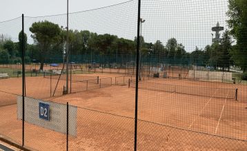 Luftaufnahme der üppigen Fairways, Sandbunker, Wasserhindernisse und des markanten Clubhauses mit sechseckigem Dach des Albarella Golf Hotels – ideal zur Erholung und für eine ruhige Atmosphäre nach dem Sport.
