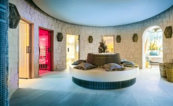 Luftaufnahme des Valamar Padova Hotels 4* – eines Resorts an der Küste mit Pool, Sonnenliegen, Strohsonnenschirmen, Palmen und direktem Zugang zu einem Sandstrand in der Nähe einer historischen Küstenstadt bei Sonnenuntergang. Die Gäste können vielfältige