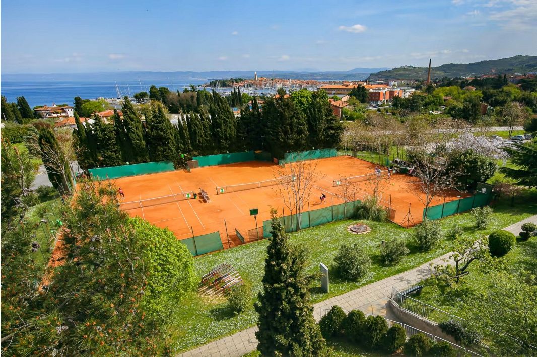 Unterwegs für bessere Tennis-Trainingslager: Warum Geschäftsreisen bei TENNISTOURS so wichtig sind