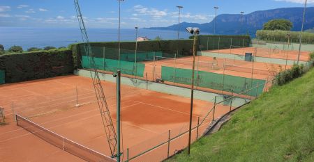 Gartenrestaurant des Hotel Sportsman mit Rattanm&ouml;beln, Sonnenschirmen und gedeckten Tischen auf gepflegtem Rasen.