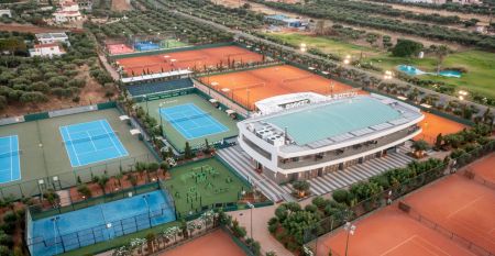 Luftaufnahmen der großen Hotelanlage des Lyttos Beach Hotel mit mehreren Pools und Lage direkt am Meer