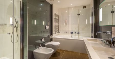 Luftaufnahme der &uuml;ppigen Fairways, Sandbunker, Wasserhindernisse und des markanten Clubhauses mit sechseckigem Dach des Albarella Golf Hotels &ndash; ideal zur Erholung und f&uuml;r eine ruhige Atmosph&auml;re nach dem Sport.