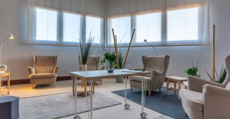 Luftaufnahme der &uuml;ppigen Fairways, Sandbunker, Wasserhindernisse und des markanten Clubhauses mit sechseckigem Dach des Albarella Golf Hotels &ndash; ideal zur Erholung und f&uuml;r eine ruhige Atmosph&auml;re nach dem Sport.