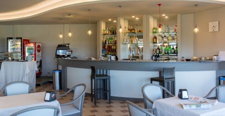Luftaufnahme der &uuml;ppigen Fairways, Sandbunker, Wasserhindernisse und des markanten Clubhauses mit sechseckigem Dach des Albarella Golf Hotels &ndash; ideal zur Erholung und f&uuml;r eine ruhige Atmosph&auml;re nach dem Sport.