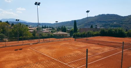 Eingang des Sporthotels Olimpo mit Steinfassade, Hotelname und Sternenmarkierung, umgeben von Pflanzen und B&auml;umen.