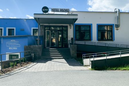 https://www.tennistrainingslager.com/ch/media/catalog/product/cache/da432fc9ee79dfca32e073c2235ab4d7/h/o/hotel_rozvoj_tennistours.jpg