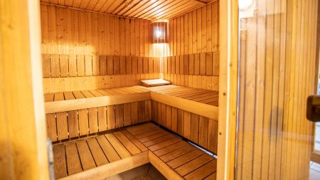 https://www.tennistrainingslager.com/ch/media/catalog/product/cache/da432fc9ee79dfca32e073c2235ab4d7/s/a/sauna_3_.jpg