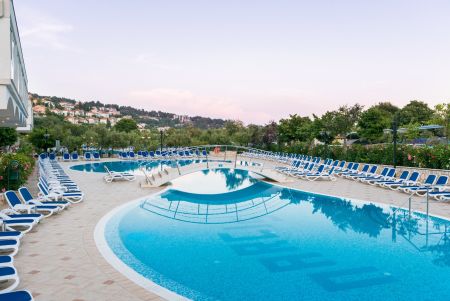 https://www.tennistrainingslager.com/ch/media/catalog/product/cache/da432fc9ee79dfca32e073c2235ab4d7/t/e/tennistrainingslager_hotel_narcis4.jpg