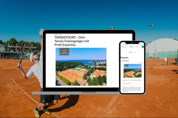 Ein Tennisspieler schl&auml;gt auf einem Sandplatz auf. Im Vordergrund zeigen ein gro&szlig;er Laptop und ein Smartphone eine Website &uuml;ber Tennistrainingslager an, auf der Luftaufnahmen von Tennispl&auml;tzen am Meer zu sehen sind.