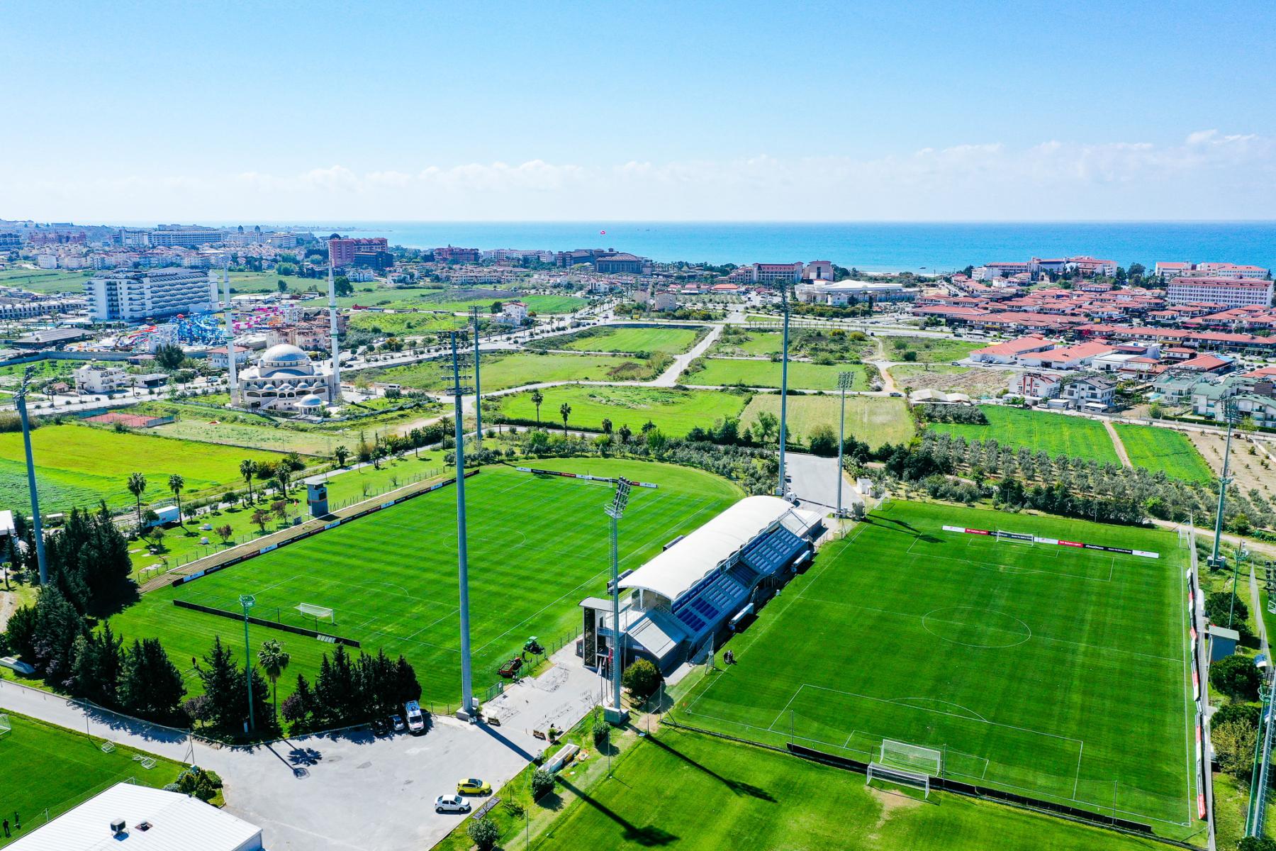 Panoramalblick über die türkische Küste mit Blick auf verschiedene Fußballplätze