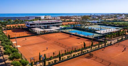 Luftaufnahmen der großen Hotelanlage des Lyttos Beach Hotel mit mehreren Pools und Lage direkt am Meer