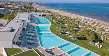 Luftaufnahmen der großen Hotelanlage des Lyttos Beach Hotel mit mehreren Pools und Lage direkt am Meer