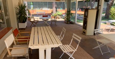 Außenansicht des Hotel RIZ mit Pool, Liegestühlen und spielenden Kindern.