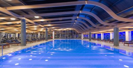 Luftaufnahmen der großen Hotelanlage des Lyttos Beach Hotel mit mehreren Pools und Lage direkt am Meer