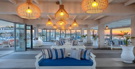 Luftaufnahmen der großen Hotelanlage des Lyttos Beach Hotel mit mehreren Pools und Lage direkt am Meer