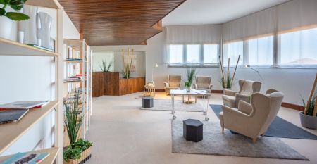Luftaufnahme der &uuml;ppigen Fairways, Sandbunker, Wasserhindernisse und des markanten Clubhauses mit sechseckigem Dach des Albarella Golf Hotels &ndash; ideal zur Erholung und f&uuml;r eine ruhige Atmosph&auml;re nach dem Sport.