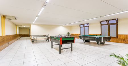 Außenansicht der Hotelanlage La Pertica mit Pool, Sonnenschirmen und Garten, eingebettet in eine Berglandschaft.