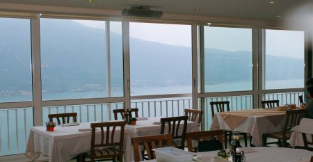 Außenansicht des Hotels mit traditioneller Fassade, Holzfensterläden und Restaurant-Markise.