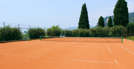 Gartenrestaurant des Hotel Sportsman mit Rattanm&ouml;beln, Sonnenschirmen und gedeckten Tischen auf gepflegtem Rasen.