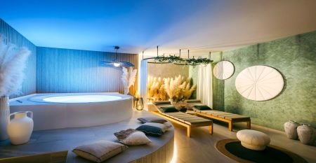 Luftaufnahme des Valamar Padova Hotels 4* – eines Resorts an der Küste mit Pool, Sonnenliegen, Strohsonnenschirmen, Palmen und direktem Zugang zu einem Sandstrand in der Nähe einer historischen Küstenstadt bei Sonnenuntergang. Die Gäste können vielfältige