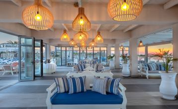 Luftaufnahmen der großen Hotelanlage des Lyttos Beach Hotel mit mehreren Pools und Lage direkt am Meer