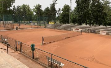Luftaufnahme der üppigen Fairways, Sandbunker, Wasserhindernisse und des markanten Clubhauses mit sechseckigem Dach des Albarella Golf Hotels – ideal zur Erholung und für eine ruhige Atmosphäre nach dem Sport.