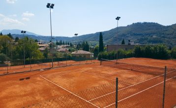 Eingang des Sporthotels Olimpo mit Steinfassade, Hotelname und Sternenmarkierung, umgeben von Pflanzen und Bäumen.