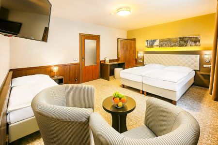 https://www.tennistrainingslager.com/de/media/catalog/product/cache/da432fc9ee79dfca32e073c2235ab4d7/h/o/hotel_zlata_hvezda_tennistours_8_.jpg