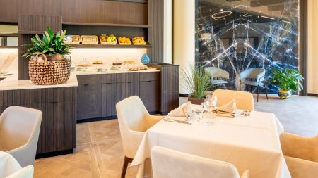 https://www.tennistrainingslager.com/de/media/catalog/product/cache/da432fc9ee79dfca32e073c2235ab4d7/r/e/restaurant_2_2.jpg