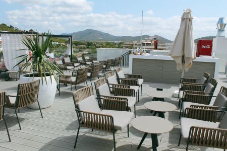 https://www.tennistrainingslager.com/de/media/catalog/product/cache/da432fc9ee79dfca32e073c2235ab4d7/t/e/tennistrainingslager_h10_casa_del_mar25.jpg