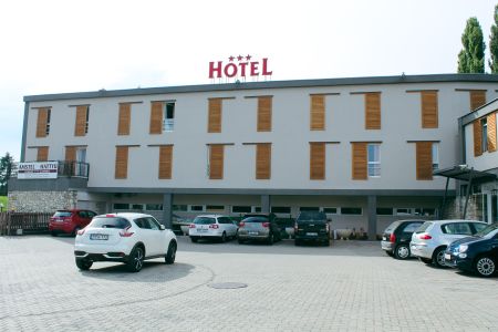 https://www.tennistrainingslager.com/de/media/catalog/product/cache/da432fc9ee79dfca32e073c2235ab4d7/t/e/tennistrainingslager_hotel_amstel_hattyu.jpg