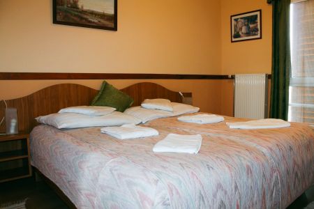 https://www.tennistrainingslager.com/de/media/catalog/product/cache/da432fc9ee79dfca32e073c2235ab4d7/t/e/tennistrainingslager_hotel_amstel_hattyu3.jpg