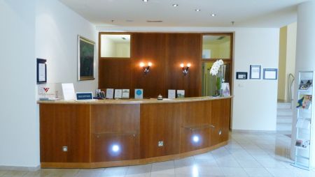 https://www.tennistrainingslager.com/de/media/catalog/product/cache/da432fc9ee79dfca32e073c2235ab4d7/t/e/tennistrainingslager_hotel_bristol2.jpg
