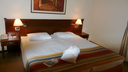 https://www.tennistrainingslager.com/de/media/catalog/product/cache/da432fc9ee79dfca32e073c2235ab4d7/t/e/tennistrainingslager_hotel_bristol4.jpg