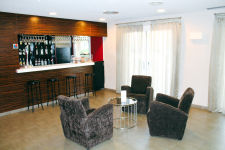 https://www.tennistrainingslager.com/de/media/catalog/product/cache/da432fc9ee79dfca32e073c2235ab4d7/t/e/tennistrainingslager_hotel_canal_olimpic4.jpg