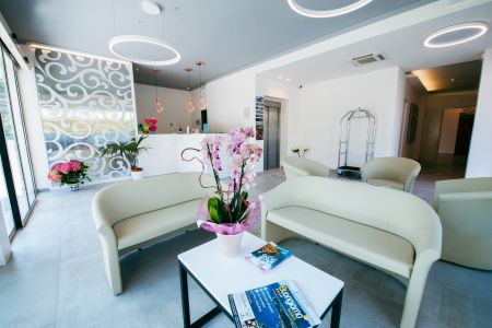 https://www.tennistrainingslager.com/de/media/catalog/product/cache/da432fc9ee79dfca32e073c2235ab4d7/t/e/tennistrainingslager_hotel_italia2.jpg