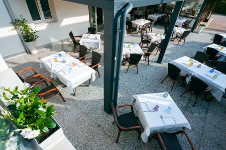 https://www.tennistrainingslager.com/de/media/catalog/product/cache/da432fc9ee79dfca32e073c2235ab4d7/t/e/tennistrainingslager_hotel_italia4.jpg