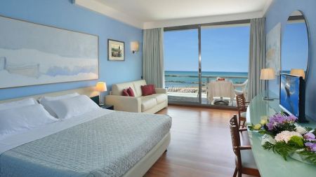 https://www.tennistrainingslager.com/de/media/catalog/product/cache/da432fc9ee79dfca32e073c2235ab4d7/t/e/tennistrainingslager_hotel_kursaal4.jpg