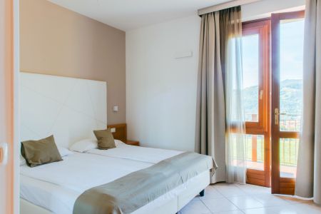 https://www.tennistrainingslager.com/de/media/catalog/product/cache/da432fc9ee79dfca32e073c2235ab4d7/t/e/tennistrainingslager_hotel_la_pertica3.jpg