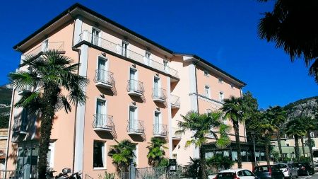 https://www.tennistrainingslager.com/de/media/catalog/product/cache/da432fc9ee79dfca32e073c2235ab4d7/t/e/tennistrainingslager_hotel_olivo2.jpg
