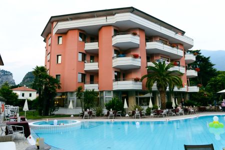 https://www.tennistrainingslager.com/de/media/catalog/product/cache/da432fc9ee79dfca32e073c2235ab4d7/t/e/tennistrainingslager_hotel_palace_citta2.jpg