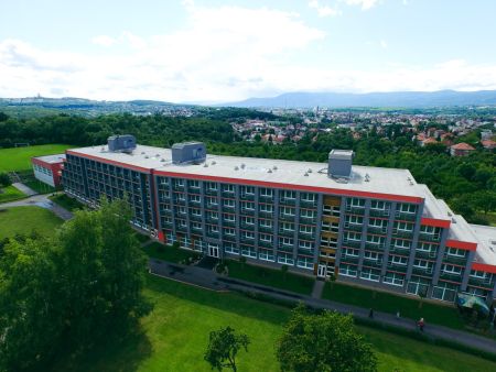 https://www.tennistrainingslager.com/de/media/catalog/product/cache/da432fc9ee79dfca32e073c2235ab4d7/t/e/tennistrainingslager_hotel_panorama2.jpg