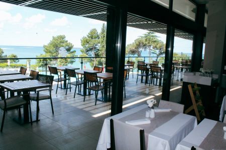 https://www.tennistrainingslager.com/de/media/catalog/product/cache/da432fc9ee79dfca32e073c2235ab4d7/t/e/tennistrainingslager_hotel_parentium4.jpg
