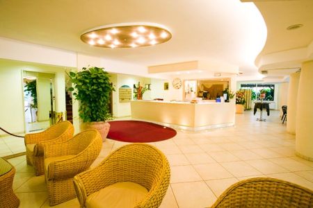 https://www.tennistrainingslager.com/de/media/catalog/product/cache/da432fc9ee79dfca32e073c2235ab4d7/t/e/tennistrainingslager_hotel_riz5_1.jpg