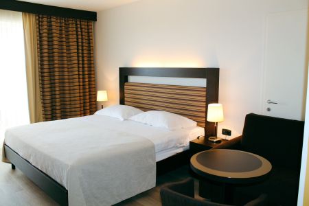 https://www.tennistrainingslager.com/de/media/catalog/product/cache/da432fc9ee79dfca32e073c2235ab4d7/t/e/tennistrainingslager_hotel_sol_umag7.jpg