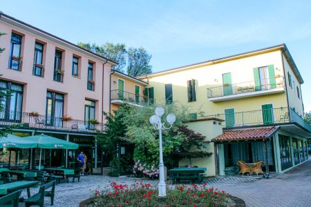 https://www.tennistrainingslager.com/de/media/catalog/product/cache/da432fc9ee79dfca32e073c2235ab4d7/t/e/tennistrainingslager_parkhotel_jolanda3.jpg