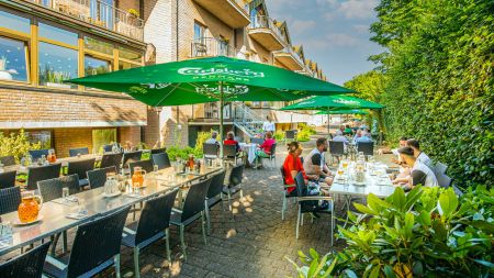 https://www.tennistrainingslager.com/de/media/catalog/product/cache/da432fc9ee79dfca32e073c2235ab4d7/t/e/tennistrainingslager_sporthotel_goch6.jpg