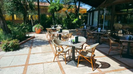 https://www.tennistrainingslager.com/de/media/catalog/product/cache/da432fc9ee79dfca32e073c2235ab4d7/t/e/tennistrainingslager_sporthotel_olimpo2.jpg